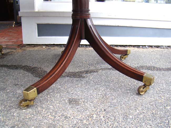 A gorgeous English Regency period (circa 1810-1820) two pedestal mahogany dining table — image 4